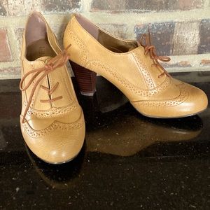 Kelly & Katie Oxford lace up heels, size 6, NWOT